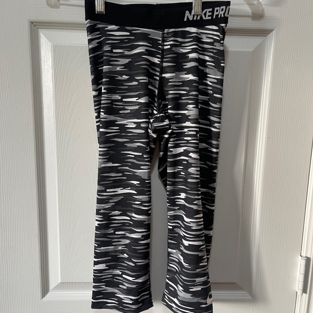 Nike Pro Printed Capri Leggings, Size Small